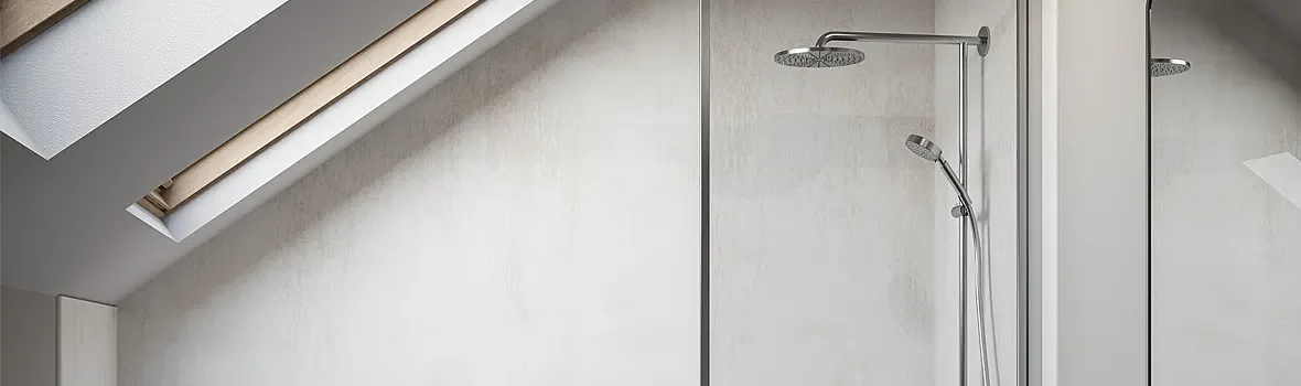 Badezimmer im Dachgeschoss mit Dusche und grauen Wänden