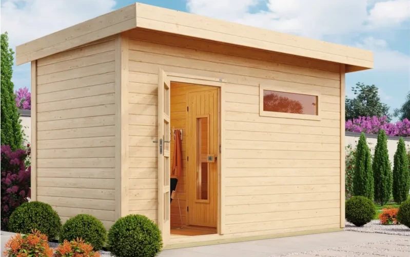 Sauna mit einer Glastür und einem Sichtfenster im Freien