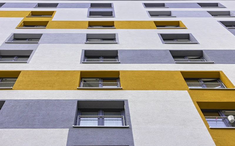 großer Wohnblock mit bunter Fassade