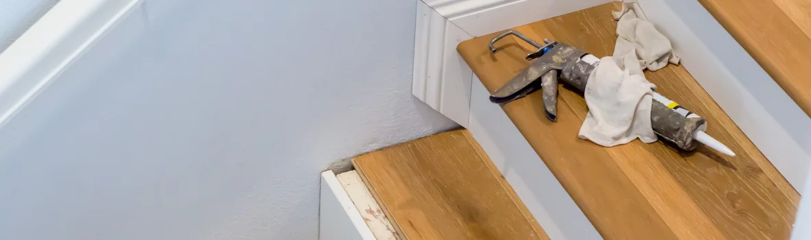 Treppe in der Renovierung mit Silikon und Bauteilen auf den Stufen 