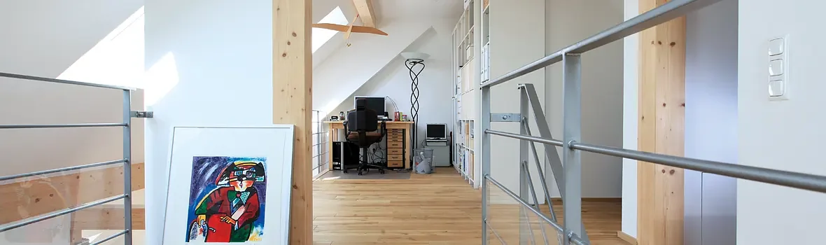 Dachgeschoss möbliert mit Fachwerk