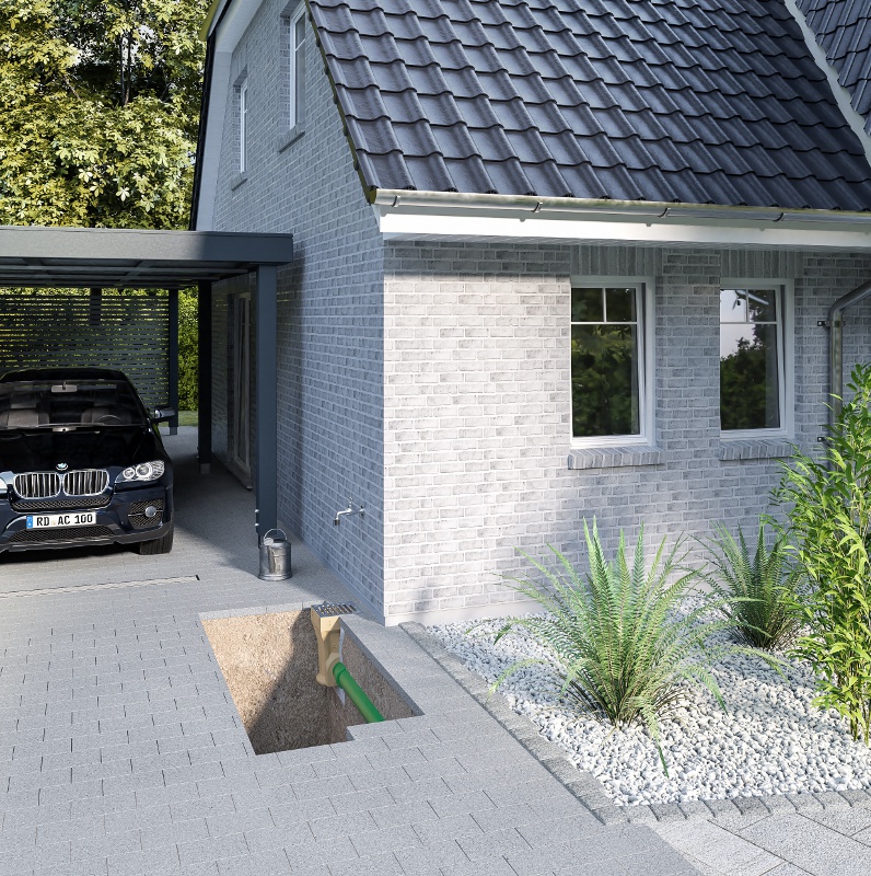 Einfahrt mit Carport und Loch im Boden. Sichtbar wird dabei eine Wasserleitung 