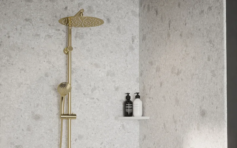 Dusche mit Wandpaneelen im Terrazzo-Stil