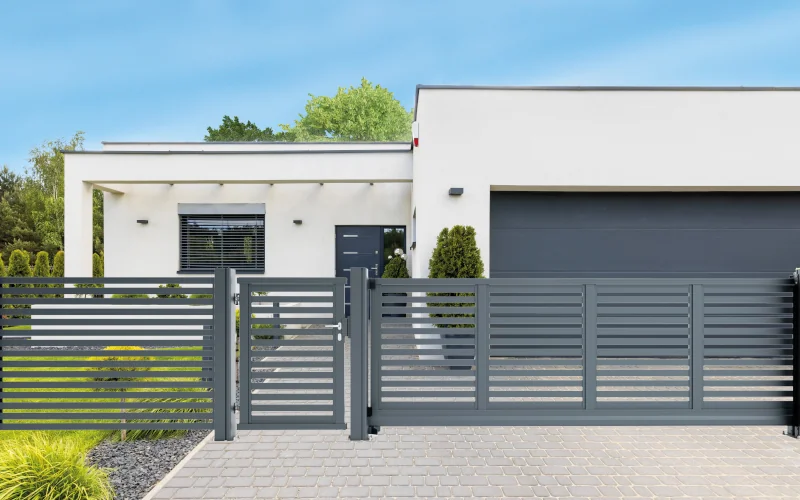modernes weißes haus mit einem Zaun mit Tor und Garage