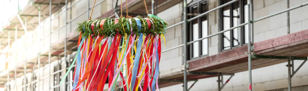 Haus im Bau beim Richtfest