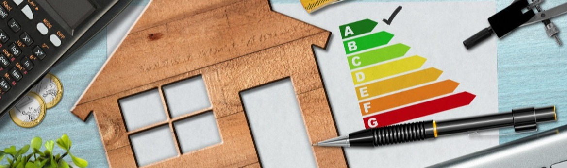 Energieskala von A bis G mit Taschenrechner, Stift und Tastatur