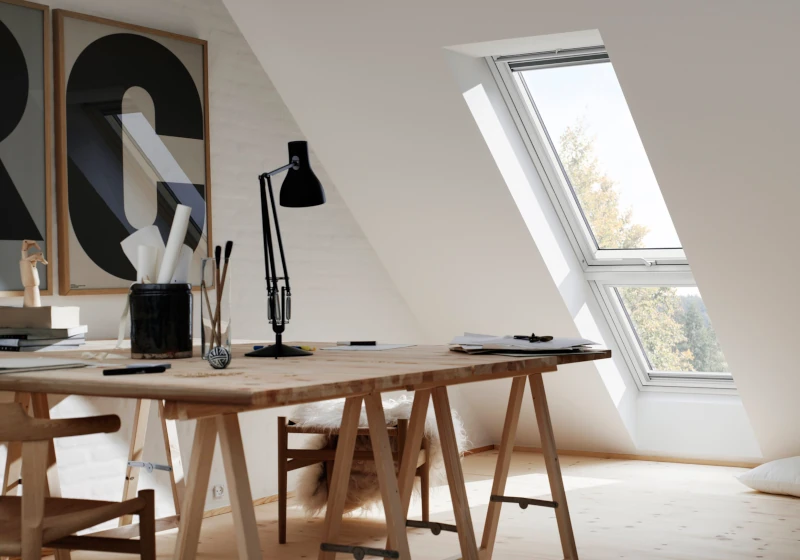 Holzschreibtisch in einem Dachgeschoss mit doppeltem Dachfenster-Element
