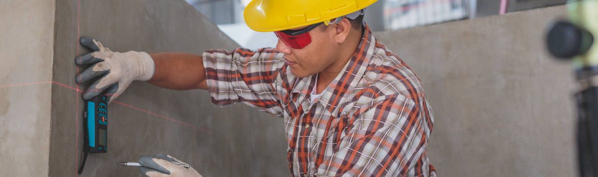 Ein Handwerker nimmt Vermessungen vor