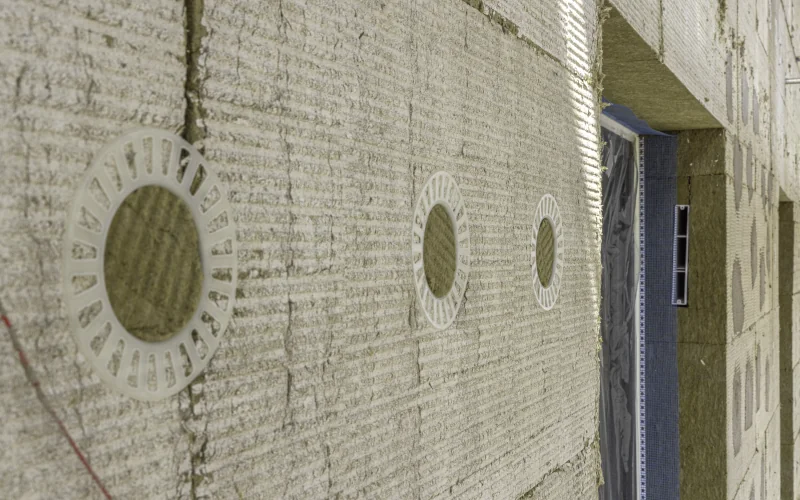 Fassade mit Holzwolle-Dämmplatten darauf