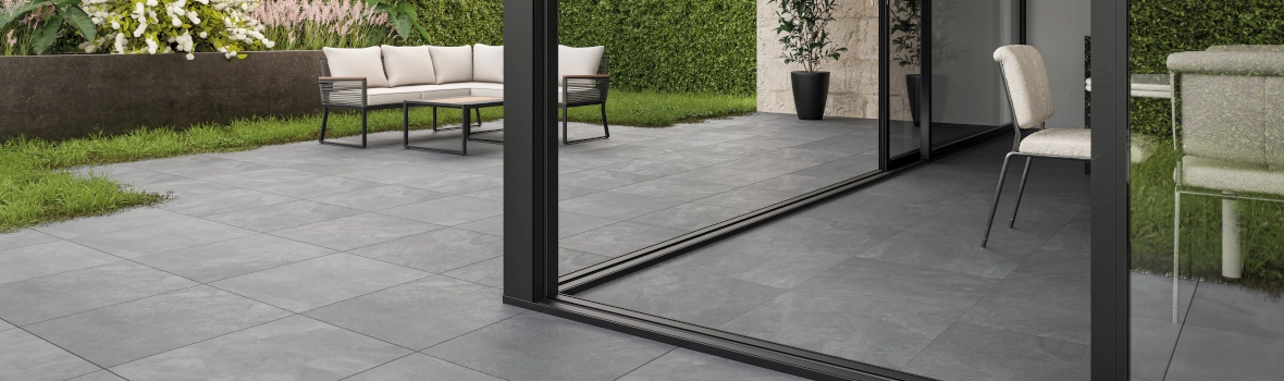 Terrasse mit Keramikplatten in Betonoptik.