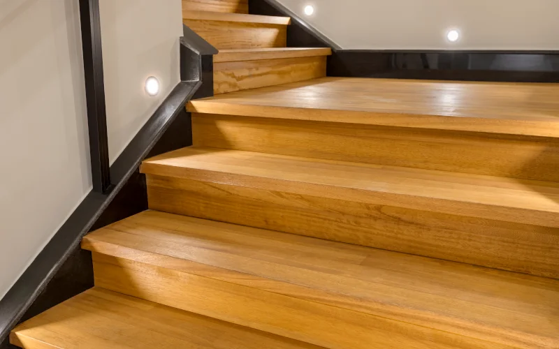 neue Holztreppe mit schwarzen Details  