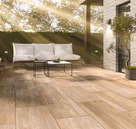 Aussenbereiche mit Stein- und Holzdesigns neu denken