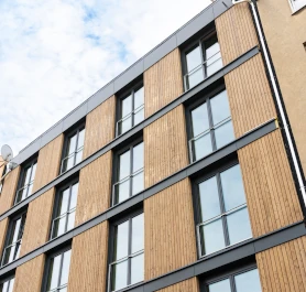 Altbau sanieren: Wann sich eine neue Fassade wirklich lohnt – und warum Holz oft die beste Wahl ist