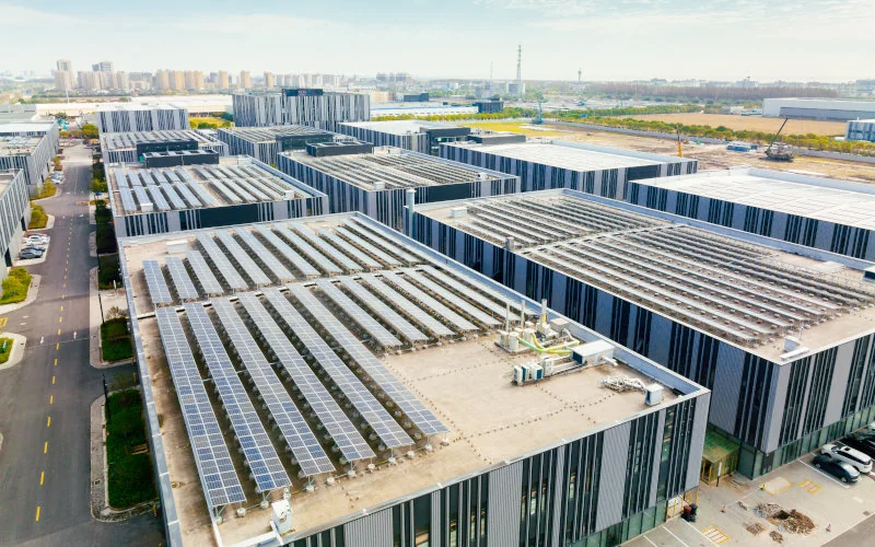 Industriegebiet mit vielen großen Firmengebäuden 