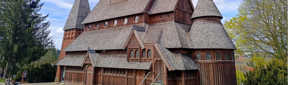 Bild einer sehr alten Stab-Kirche mit Holz-Fassade.