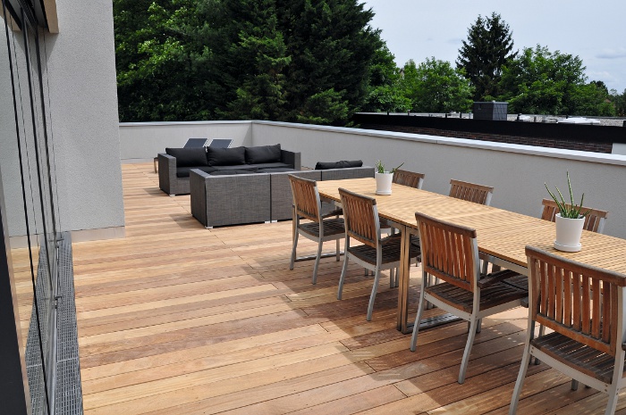 Terrasse aus Holzplanken mit Sitzmöbeln