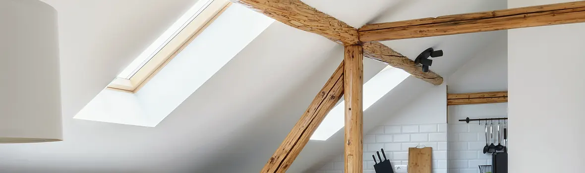 Verputze weiße Dachschräge und Holzbalken