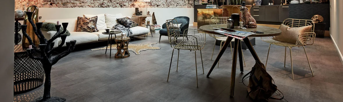Loft mit hohen Decken, viel Deko und schwarzem Design-Fußboden
