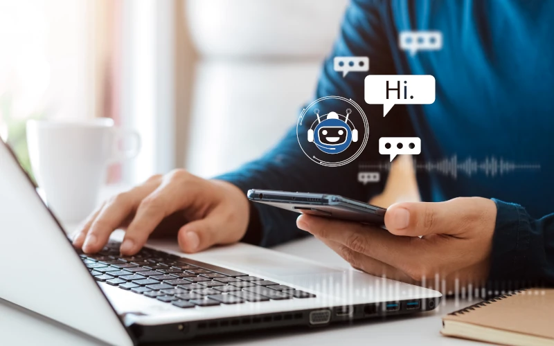 Mann sitzt an Laptop und Handy mit vielen Icons und Chat-Fenstern