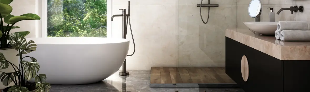 Ein Badezimmer mit einer Badewanne, einer Duscharmatur und eine Pflanze im Vordergrund.