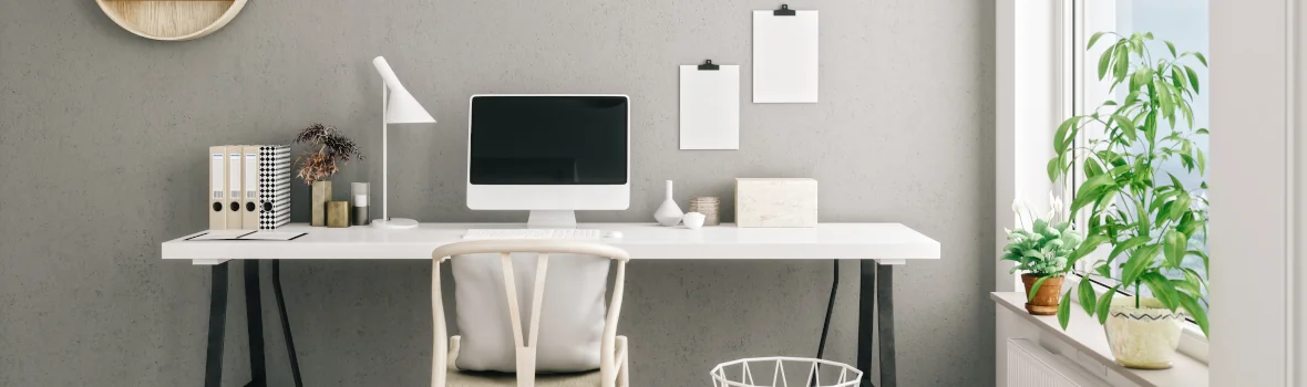 Arbeitszimmer mit Schreibtisch und Arbeitsmitteln