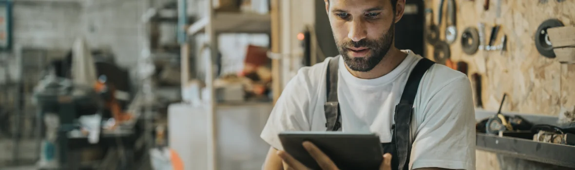 Handwerker mit Tablet in einer Werkstatt