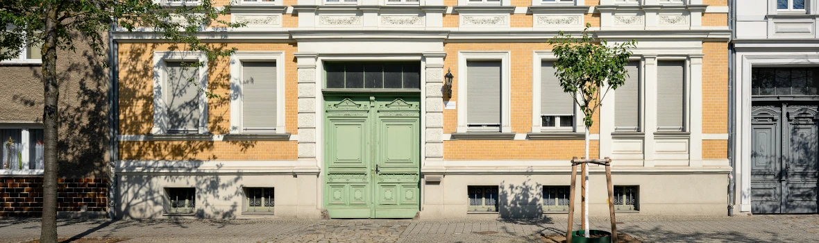Hübsche Altbau-Fassade an einem alten Haus.