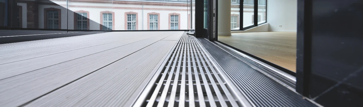 Eingebaute Fassadenrinne am Übergang zur Terrasse