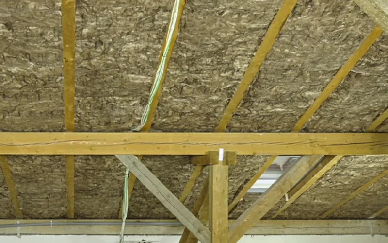 Dachgeschoss im Ausbau mit offener Dämmung in den Sparren