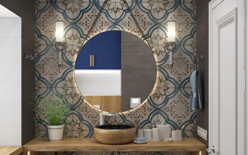 Badezimmer mit bunten, geblümten Mosaikfliesen als Trend-Fliese 2025