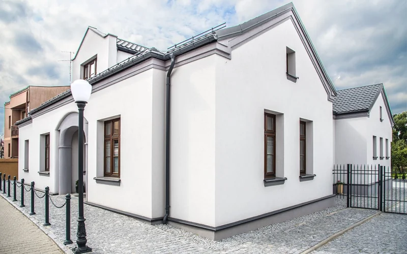 Haus mit saniertes weißer Putzfassade