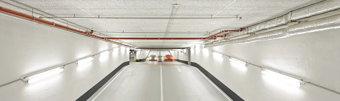 Einfahrt einer Tiefgarage in hellen Farben mit niedrigen Decken