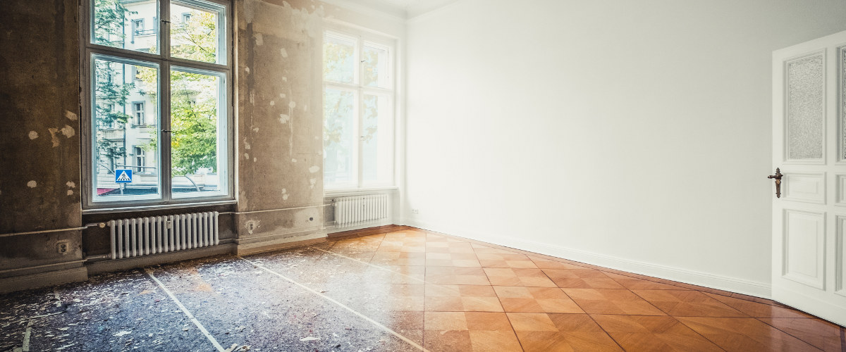 großes Zimmer zur Hälfte saniert und unsaniert