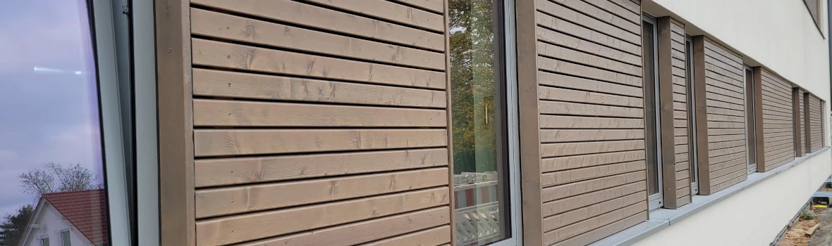 Ein Gebäude mit Holzfassade und Fenstern.
Foto: Häussermann GmbH & Co. KG