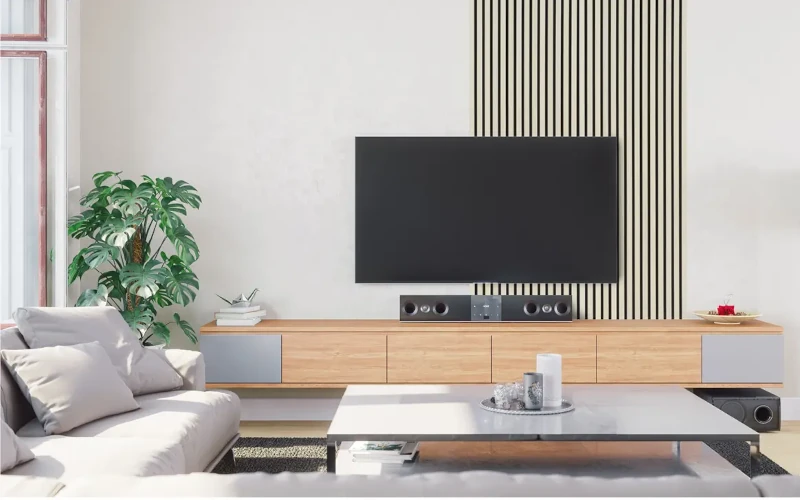 Wohnzimmer mit hellbraunen Holzpaneelen an der Wand 