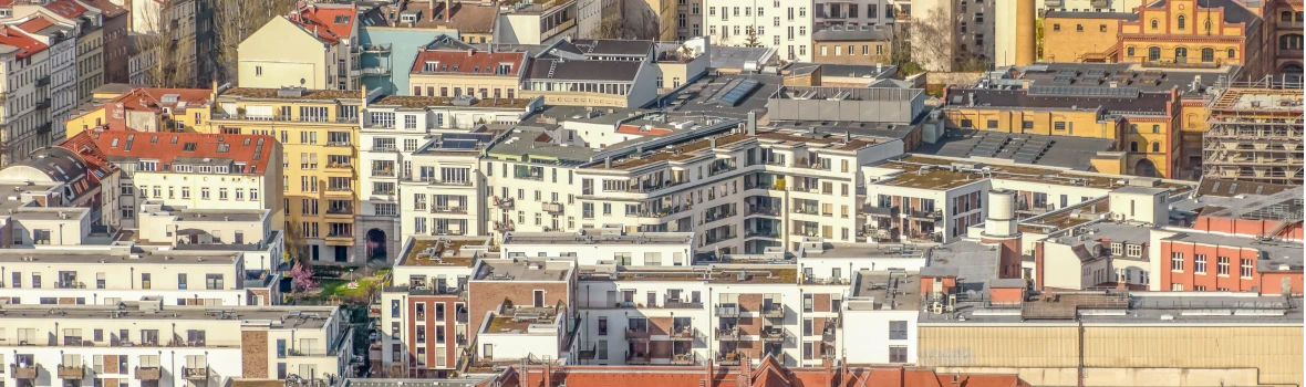 Luftaufnahme einer dichten Stadt von oben