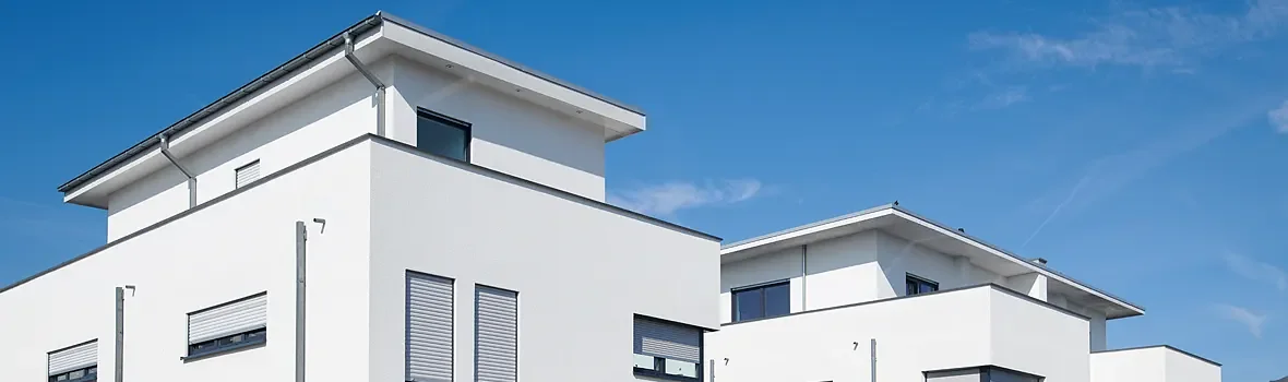weißes modernes Haus mit Flachdach