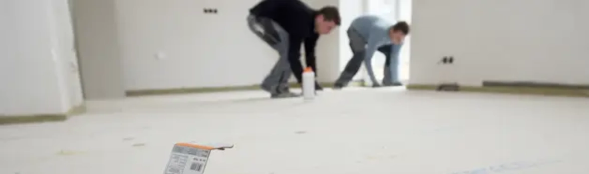 Zwei Handwerker verlegen Bodenplatten