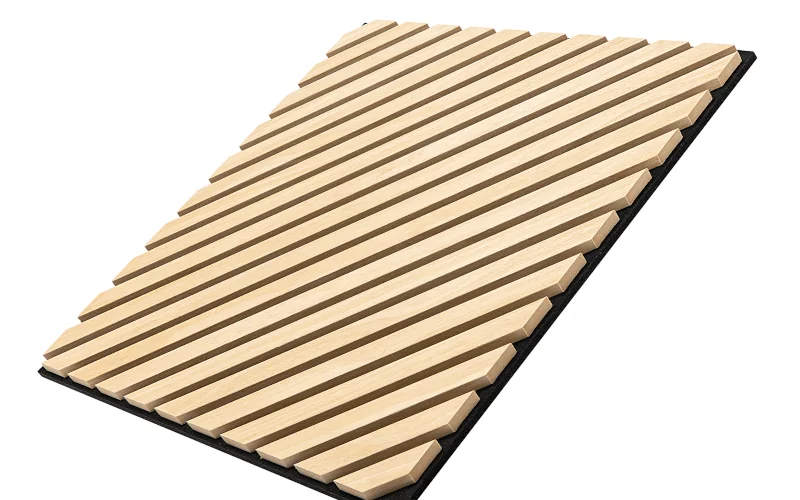 Akustikpaneel mit hellem Holz freigestellt