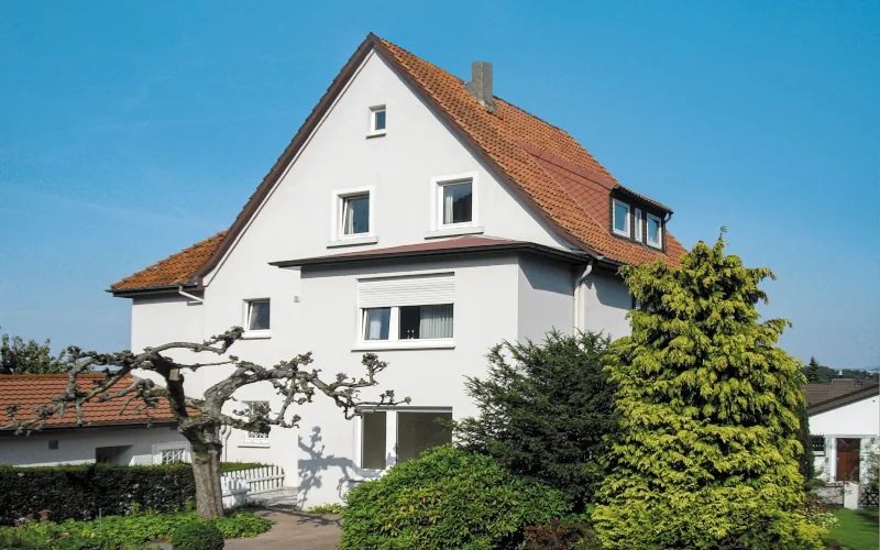 Einfamilienhaus in weiß mit rotem Dach und Kunststofffenstern