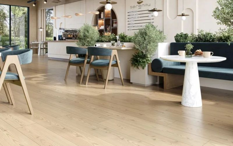 Küche mit Küchenzeile und Sitzgelegenheiten auf hellem Holzlaminat