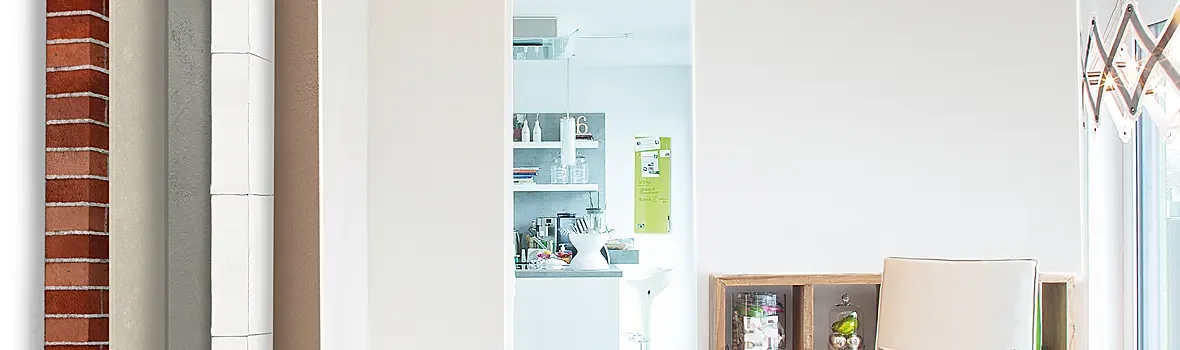 Wohnzimmer mit Querschnitt eines Wandaufbaus von außen nach innen