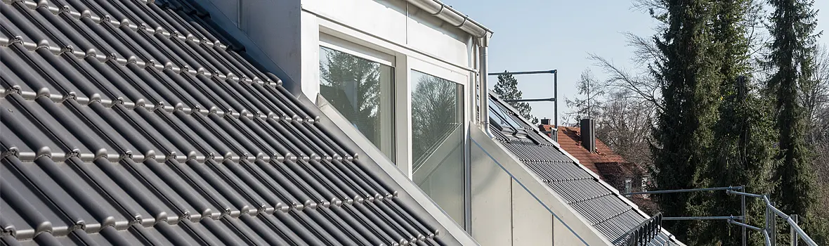 Steildach eines Einfamilienhauses mit kleinem Balkon 