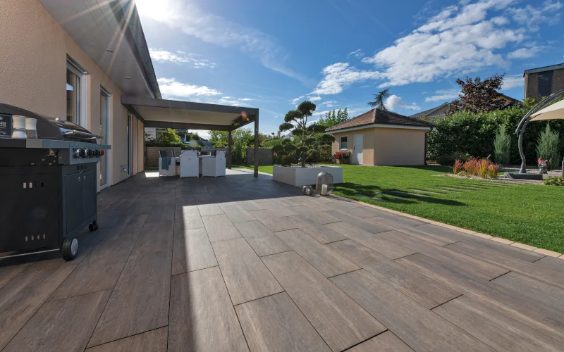 Terrasse mit Beton-Terrasenplatten in Holzoptik