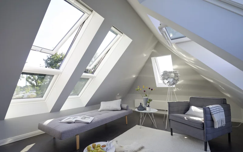 ausgebautes Dachgeschoss mit vielen großen Fenstern und viel Lichteinfall