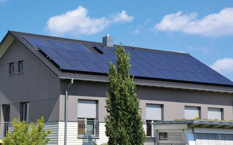 Einfamilienhaus mit Solarpaneelen und zweigeteilter Fassade