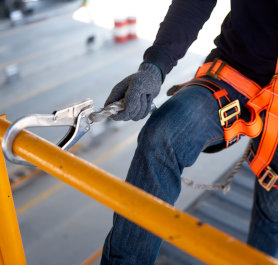 Arbeitssicherheit auf dem Dach- und Gerüstbau