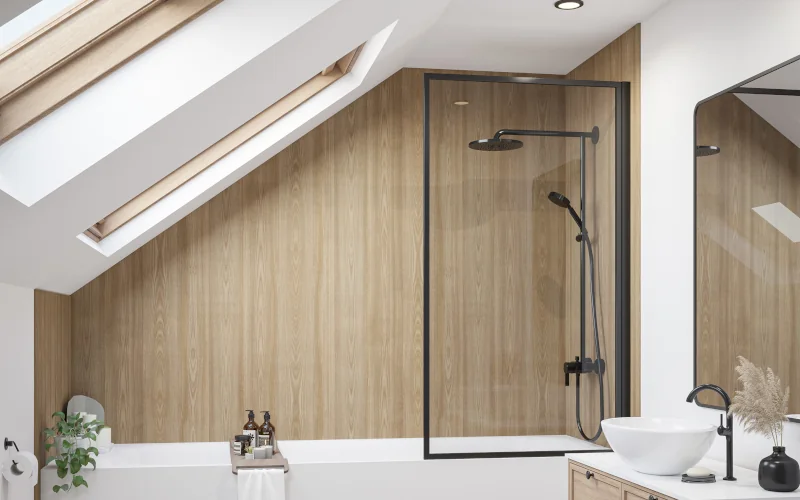 Dusch-Nische mit Wandpaneelen in Holzoptik