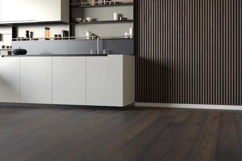 Küche mit Akustikpaneelen an der Wand und Holzfußboden 