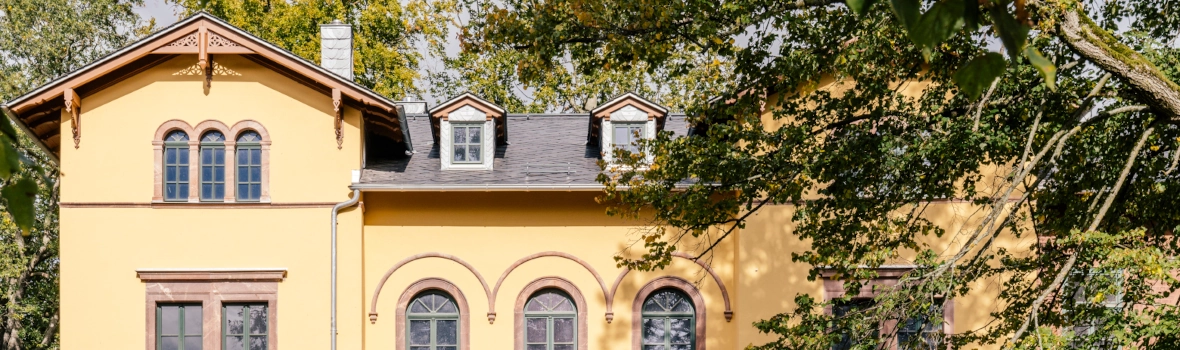 Front vom Waldschloss Rochlitz an einem sonnigen Tag